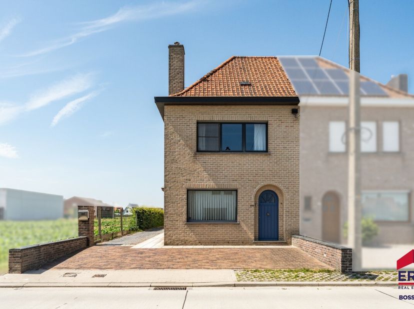 Te koop: halfopen woning in Deerlijk, met 3 slaapkamers, in een residentiële en landelijke omgeving met vlotte toegang tot invalswegen. Deze woning, m
