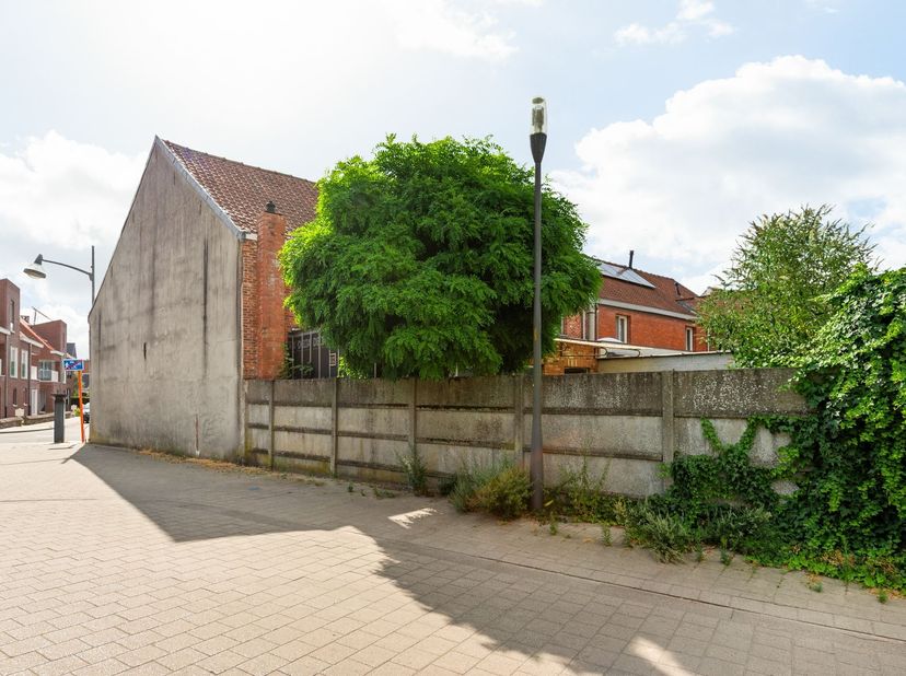 Te renoveren gezinswoning met 4 slaapkamers, garage en tuin<br />
<br />
Gelijkvloers<br />
Via de inkomhal betreedt u de woning. Vanuit de hal hee