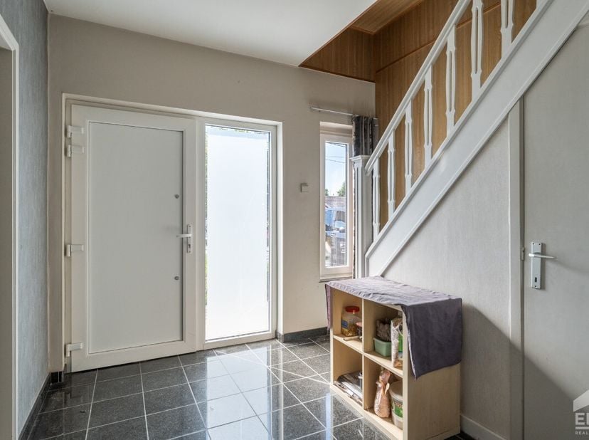 Op zoek naar een ruime gezinswoning met een mooie tuin en een energiezuinig karakter? Deze gerenoveerde halfopen bebouwing combineert een royale bewoo