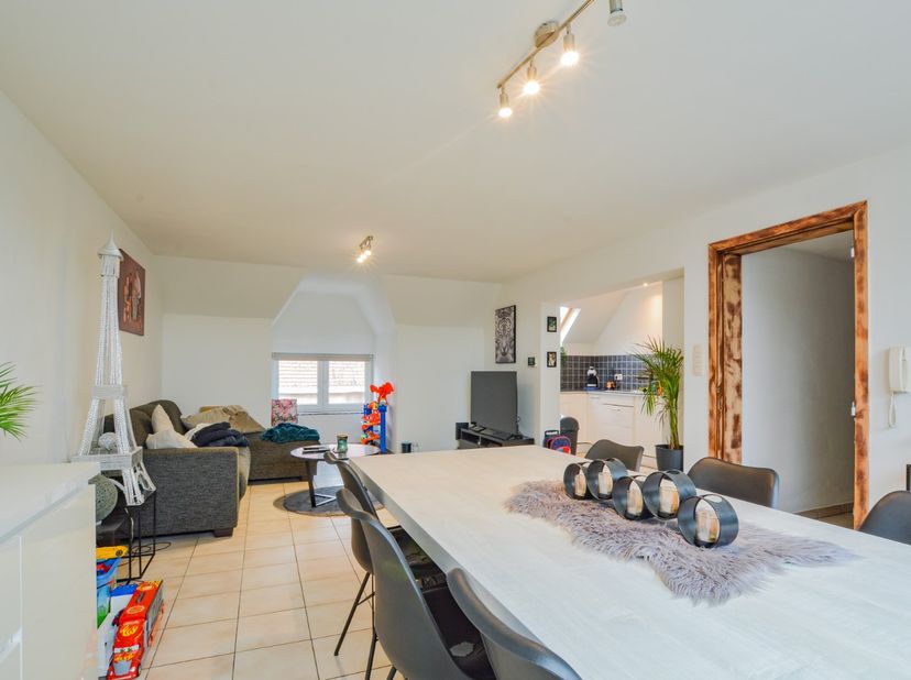 Dit gezellig appartement van 80 m², gelegen in het hart van Eernegem, biedt een ideale mix van comfort en functionaliteit. Het beschikt over een gunst