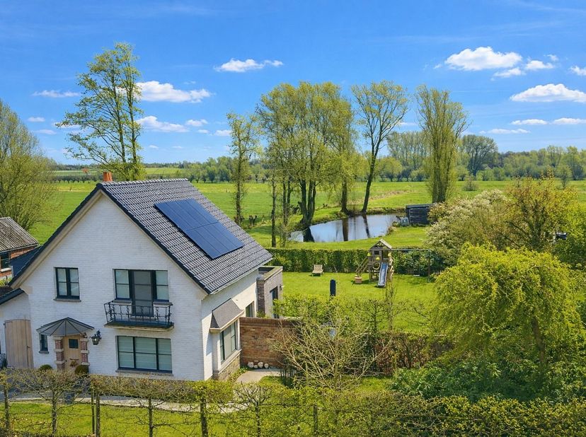 Ontdek deze volledig gerenoveerde, karaktervolle landelijke woning in het charmante Lovendegem, gelegen op een perceel dat uitblinkt in privacy, waar