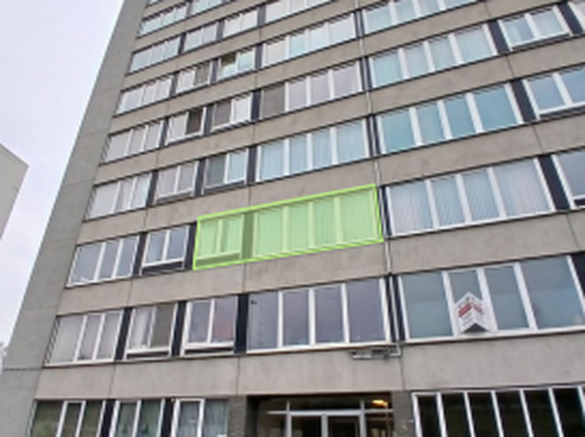 RUIM APPARTEMENT MET 2 GARAGES - <br />
<br />
Appartement centraal gelegen met gunstig EPC.<br />
Omvattende: eet-en zitplaats, keuken, badkamer, hal