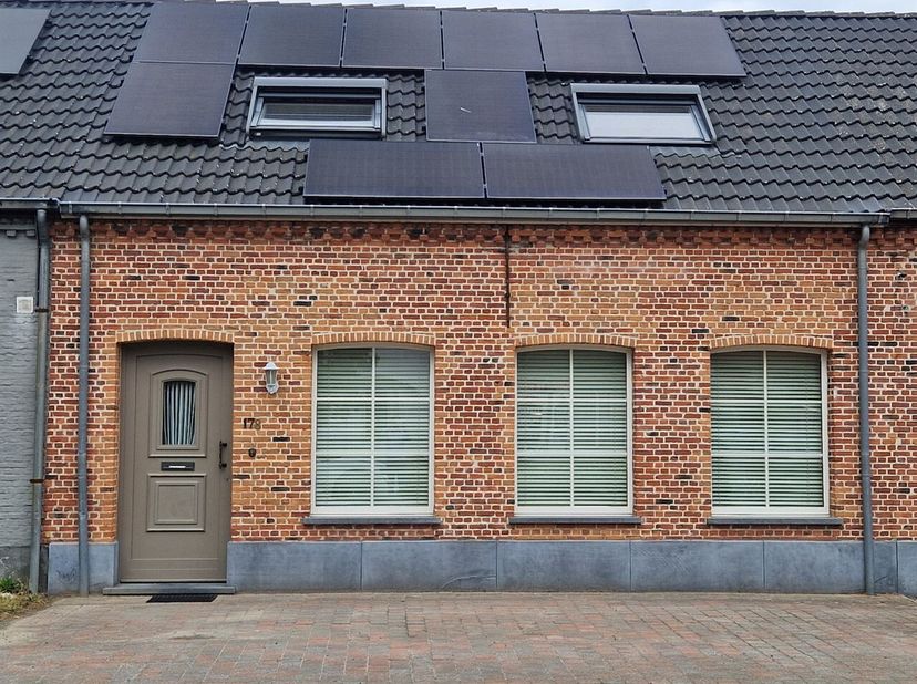 Instapklare, zeer verzorgde woning gelegen te Schriek, op de grens met Putte.<br />
Deze woning werd in 2006 volledig gerenoveerd met nieuwe keuken, b