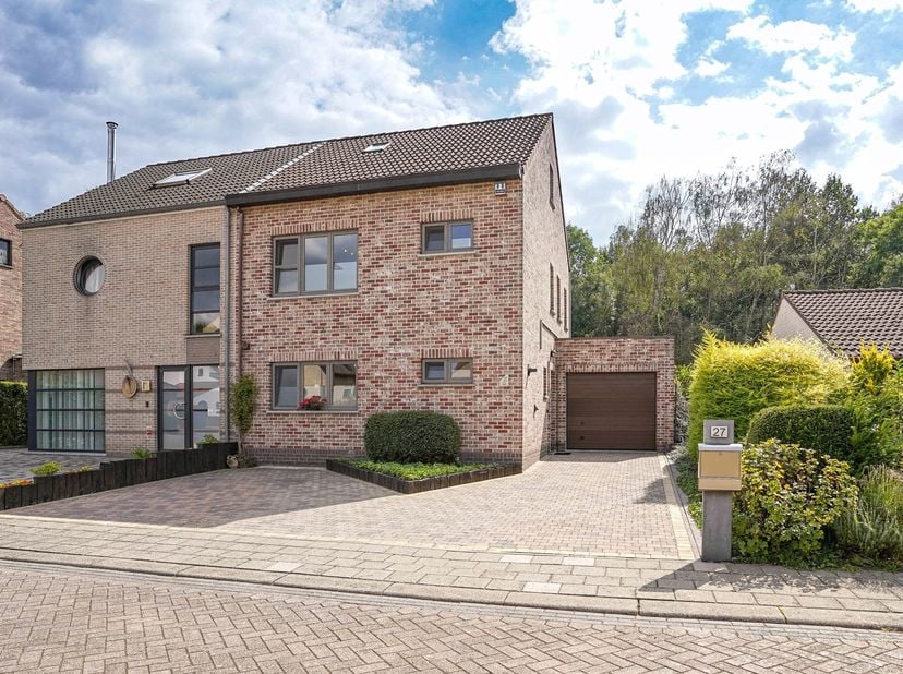 Vlakbij het centrum van Mechelen bevindt zich deze mooie halfopen woning, perfect instapklaar én afgewerkt met oog voor comfort. Met een bewoonbare op