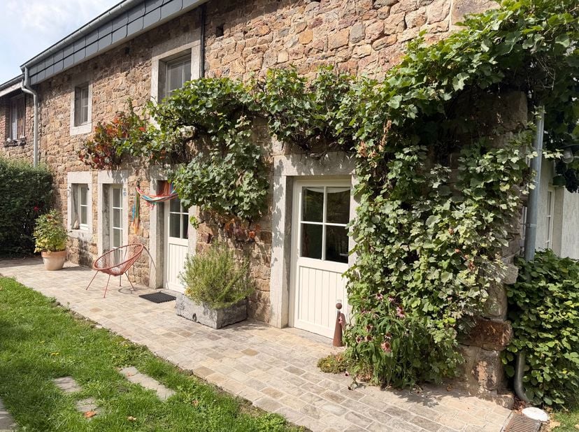 DURBUY (HEYD) – Charmante, smaakvol gerenoveerde natuurstenen woning<br />
ISIMMO heeft het genoegen u deze prachtige lichtrijke woning voor te stelle