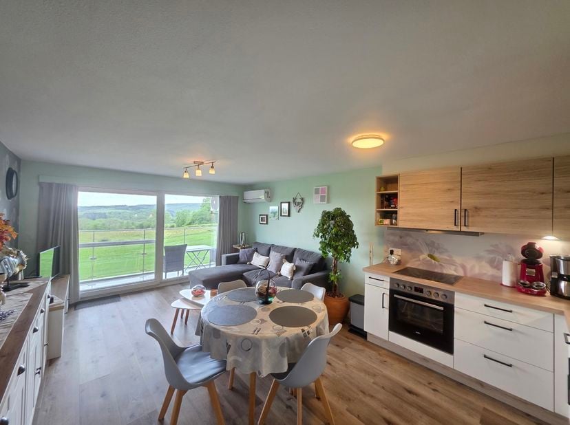 Situé dans le charmant village de Warre, dans un domaine calme et verdoyant à 3 km du centre de Durbuy et 5 km de Barvaux et Bomal, cet appartement se