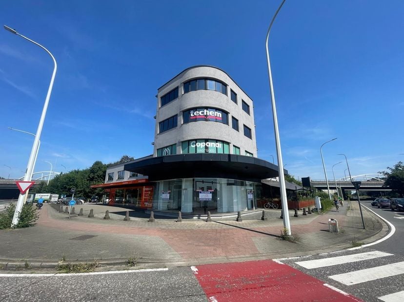 Kantoor gelegen op supercentrale ligging in Schoten op de splitsing tussen de Bredabaan en de Kapelsesteenweg. Gelegen in een modern bedrijfsgebouw vo