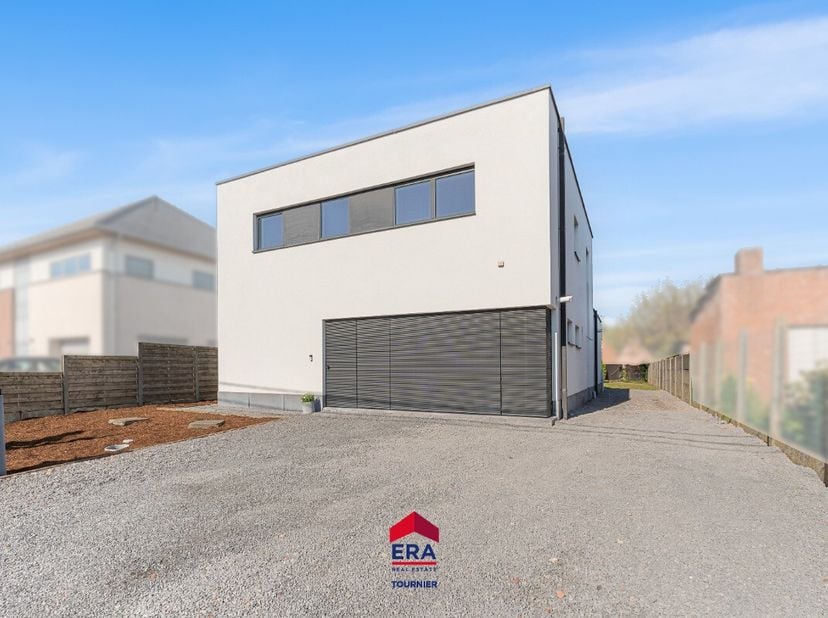 [[ DIT PAND NEEMT DEEL AAN DE ERA OPEN HUIZEN DAG OP 13/6 VAN 11:00 TOT 12:00 ]] Deze moderne instapklare woning ligt in een rustige, doodlopende stra