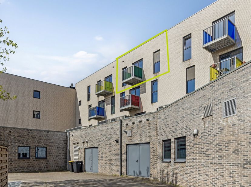 Dit instapklare appartement op de bovenste (3de) verdieping (lift aanwezig) is rustig gelegen aan de achterkant (geen verkeer) van het gebouw, pal in