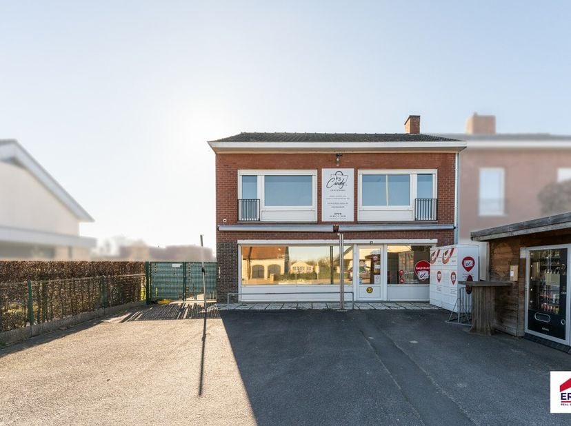 [[ DIT PAND NEEMT DEEL AAN DE ERA OPEN HUIZEN DAG OP 19/9 VAN 9:30 TOT 10:30 ]]Te koop: Handelspand met woning in Tielt, op een commerciële locatie me