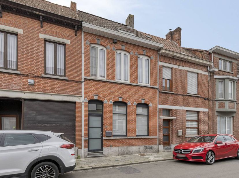 Plan je bezoek en laat je verrassen!<br />
<br />
Dit stijlvol huis biedt een perfecte combinatie van comfort, ruimte en hedendaags woonplezier. Met e