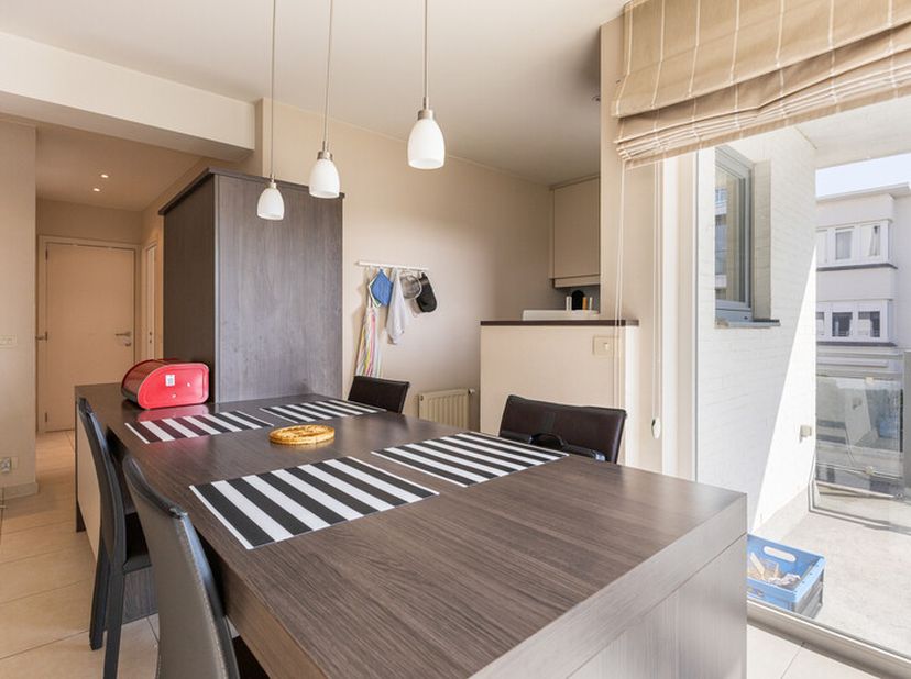 Ervaar alle comfort in dit lichtrijk hoekappartement met twee slaapkamers en groot zonneterras. Gelegen op enkele passen van de Yachtclub en strand va
