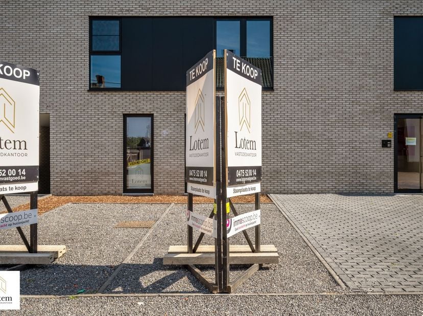 Bovengrondse parkeerplaats te koop<br />
<br />
Bent u op zoek naar een veilige en vlot bereikbare parkeerplaats? Dan is deze bovengrondse autostaanpl