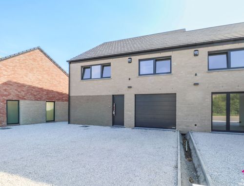                                         Villa te koop in Mettet, € 330.000
