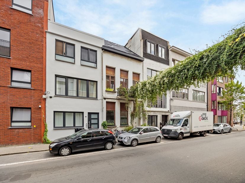 Environnement<br />
Cette spacieuse maison familiale est située dans un quartier urbain où le charme authentique rencontre le renouveau de la ville. À