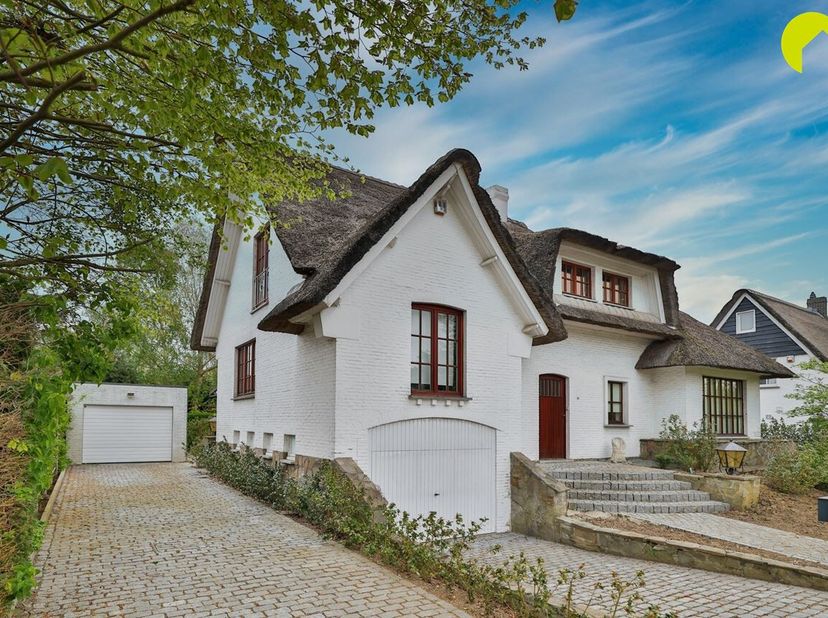 Nabij het centrum van Hove, bieden wij u deze charmante, rietgedekte villa (196m²) aan met 4 slaapkamers. De woning is gelegen op een oostgericht perc