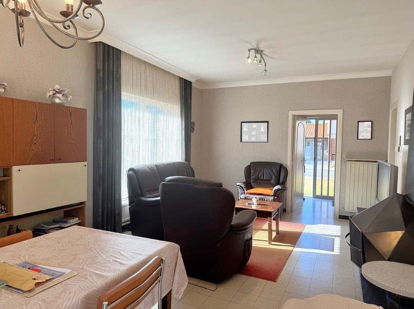 Deze halfopen woning is gelegen in een doodlopende straat en geniet van een bijzonder rustige ligging. De woning omvat een inkomhal met gastentoilet,