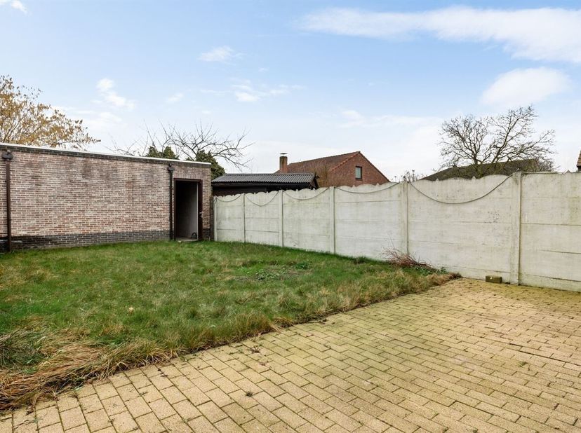 Zeer ruim gelijkvloersappartement met 1 slaapkamer en tuin op een rustige locatie in Putte-Kapellen te koop.<br />
Ligging: De Albert-Louisastraat is