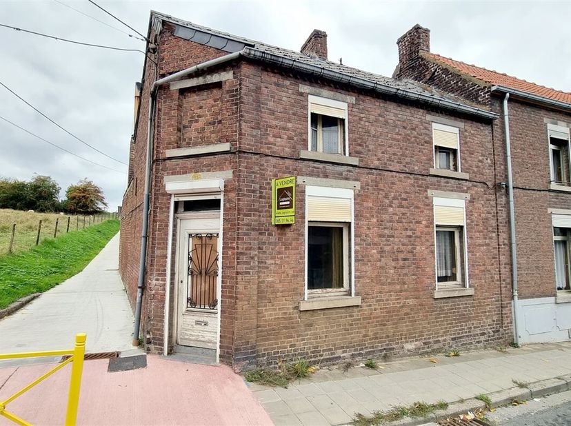 Prix: Offre à partir de 79.900 euros, frais d'agence non inclus et à charge de l'acquéreur.<br />
Maison 3 façades à restaurer et comprenant: <br />
S