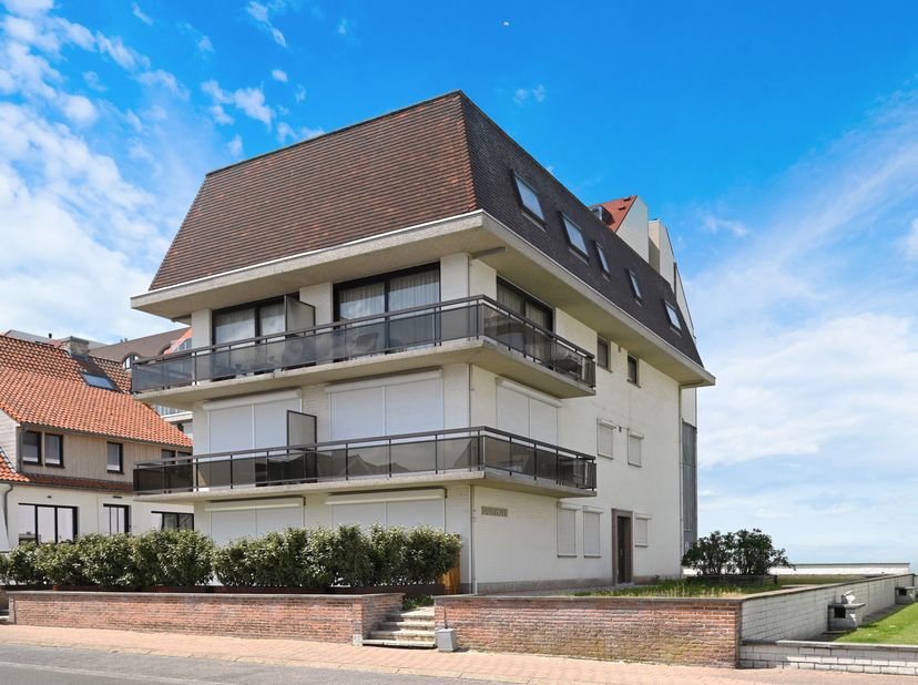 Prachtig gerenoveerd duplex-appartement op topligging aan het Albertstrand<br />
Dit stijlvol gerenoveerde duplex-appartement geniet van een uitzonder