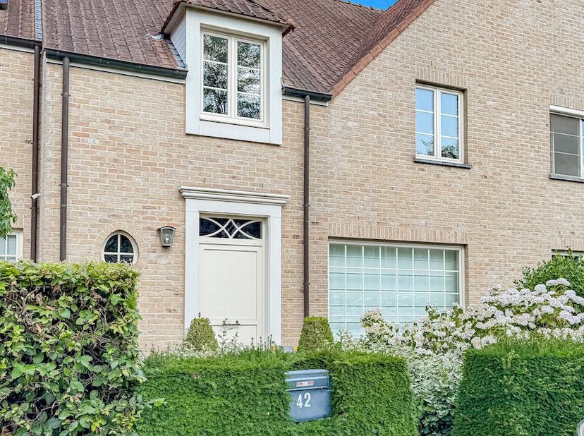 In een rustige en kleinschalige verkaveling te Sint-Andries bevindt zich deze recente, uitstekend onderhouden woning met garage en mooi aangelegde tui