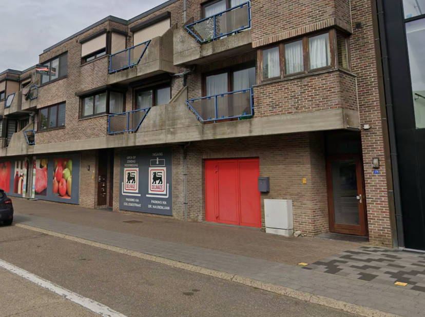 Zeer gunstig gelegen appartement met 2 slaapkamers.<br />
Het appartement is gelegen op de eerste verdieping in een gebouw langs een doorgaande weg en