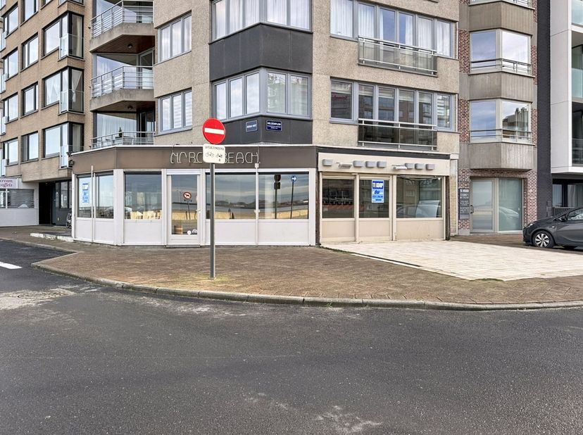 Deze horecazaak ligt op een absolute A+ ligging in Heist, door zijn hoekligging op de Zeedijk met het Heldenplein geniet deze zaak van een goede zicht