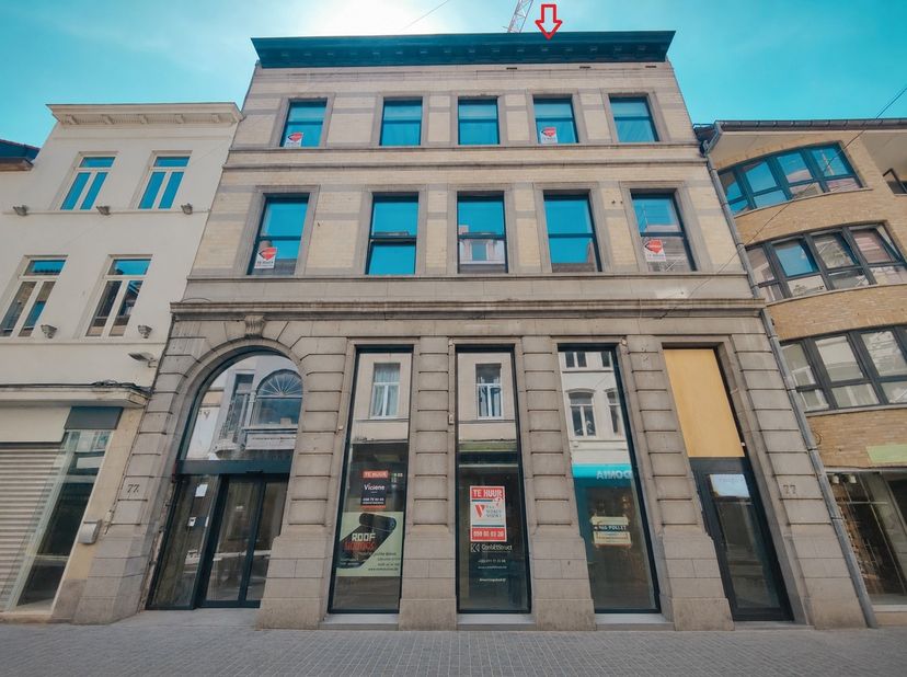 Op een absolute toplocatie in de bruisende winkelstraat van Oostende bevindt zich deze stijlvolle studio op de vierde en bovenste verdieping van een a