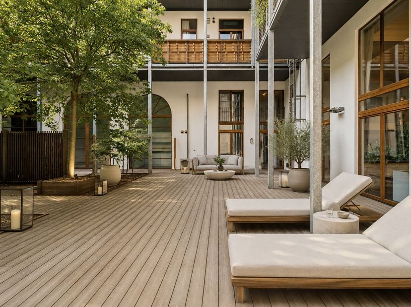 Unieke loftvilla met een bruikbare vloeroppervlakte van maar liefst 657 m², een private stadstuin van 400 m², drie autostaanplaatsen en twee privatiev