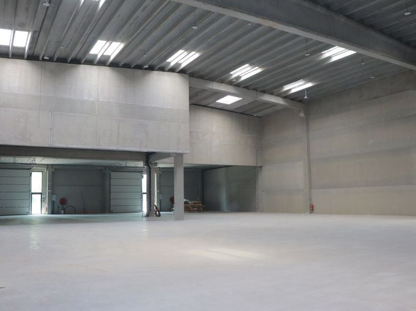 Nieuwbouw en bestaande kantoren en magazijnen te huur in Boortmeerbeek. Gelegen aan N26 nabij E19 en kanaal.<br />
<br />
--------<br />
opsplitsbaar<