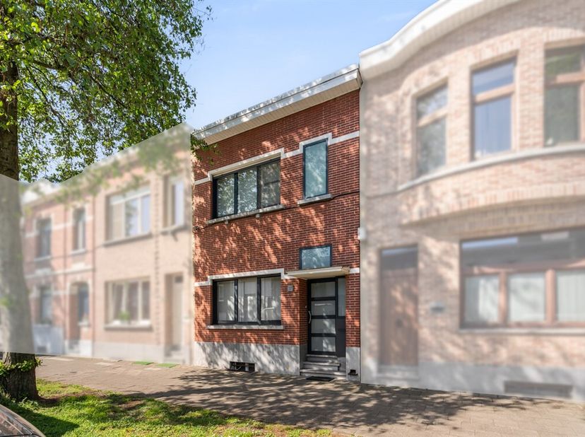 Instapklare eengezinswoning met 3 slaapkamers en prachtige tuin op toplocatie.<br />
Deze woning is rustig gelegen in een groene, residentiële buurt v