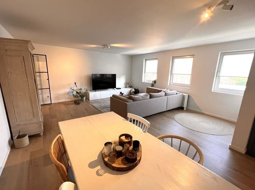 Cet appartement lumineux est idéalement situé dans une rue à sens unique offrant de nombreuses possibilités de stationnement grâce à la place de parki
