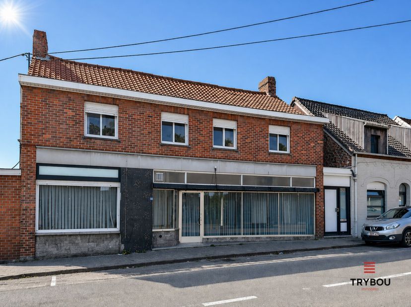 Op zoek naar een woning met uitzonderlijk veel ruimte én mogelijkheden? Deze veelzijdige eigendom biedt een indrukwekkende bewoonbare oppervlakte van