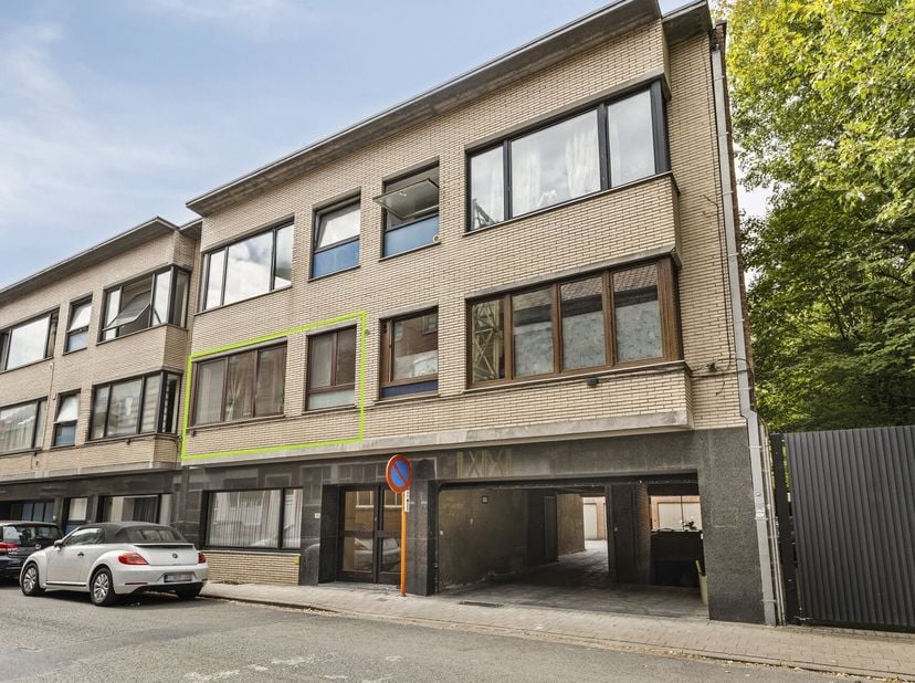 Op zoek naar een instapklaar tweeslaapkamerappartement in het centrum van Roeselare? Dankzij de centrale ligging, vlak bij het station, winkels, schol