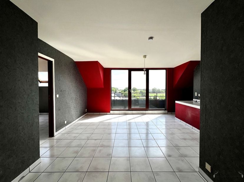 Cet appartement d'une chambre de 56 m² à Termonde est situé dans un complexe résidentiel bien entretenu, à deux pas du centre-ville.<br />
Le salon ou