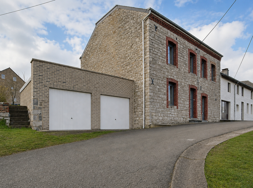 Mooie woning opgetrokken in lokale natuursteen, ideaal gelegen in een rustige omgeving, in het hart van het dorp Dion.<br />
Deze aangename woning wer