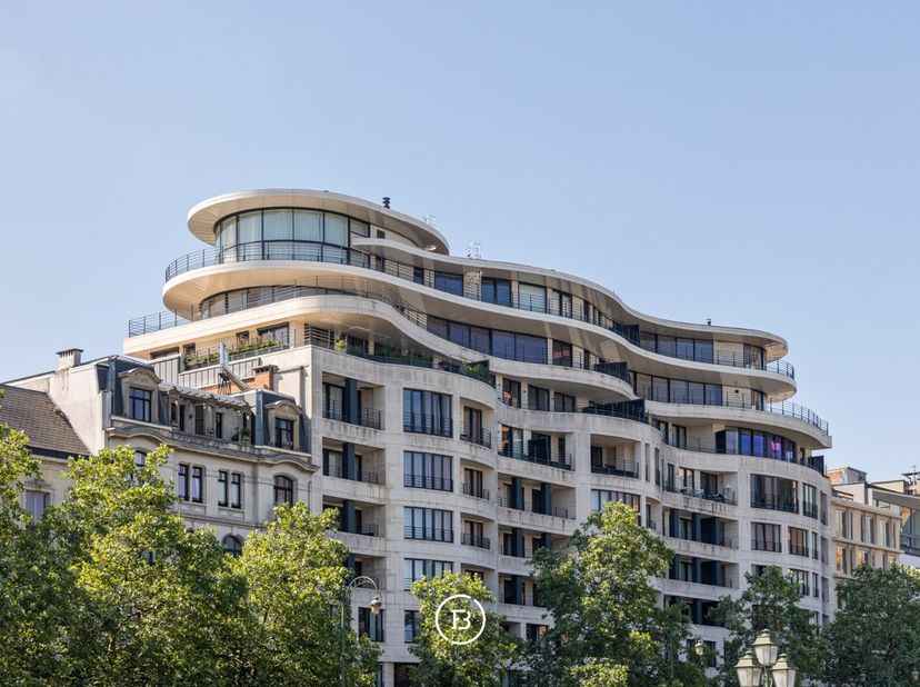 Op een uitzonderlijke locatie tussen de levendige Louizawijk en het historische centrum bevindt zich dit exclusieve appartementop de achtste verdiepin