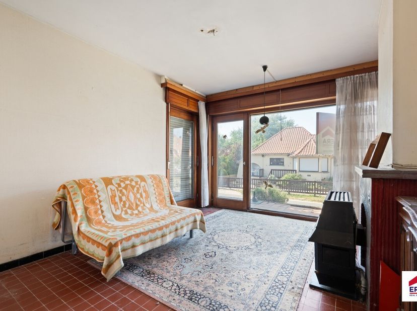 Te koop: te renoveren appartement in Koksijde, rustig gelegen in de Uilenspiegelstraat, met een zongerichte tuin van 80 m². Dit appartement (bouwjaar