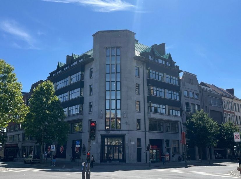455m² kantoorruimte op de eerste verdieping<br />
Ligging: op hoek Ankerrui en Hessenplein, vlakbij het Eilandje en aan de Waaslandtunnel<br />
Specif