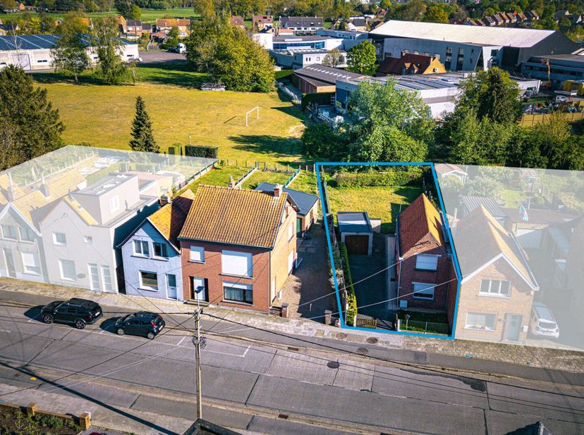 Halfopen bebouwing op 374 m² met :<br />
Gelijkvloers:<br />
- inkom<br />
- leefruimte<br />
- keuken<br />
- badkamer<br />
Verdiep:<br />
- 2 slaap