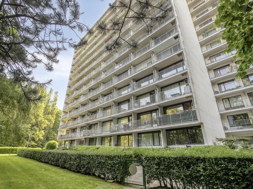 Situé à la frontière entre Woluwe Saint Lambert et Woluwe Saint Etienne, à proximité de l'UCL et du campus Alma, ce studio se trouve au 8ème étage d'u