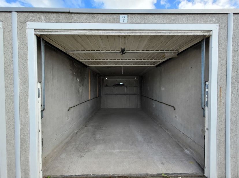 Garage te koop in het domein Het Witte Dorp gelegen in Lombardsijde. <br />
Makkelijk om in te rijden. Afmetingen: lengte 5m10 x breedte 2m74 Hoogte: