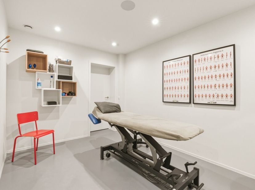 Cet espace commercial de 110 m², prêt à l'emploi, bénéficie d'un emplacement exceptionnel et très visible à Desselgem. Le bâtiment a été entièrement r