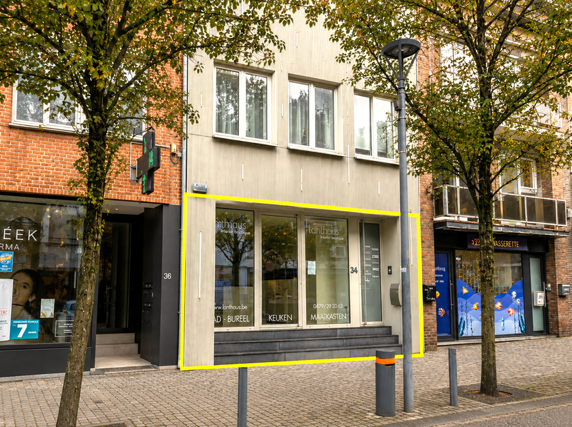 Handelsruimte gelegen in het centrum van Overijse, dichtbij openbaar vervoer, buurtwinkels, scholen, parken en de Ring.<br />
Dit pand van +/-122m² be