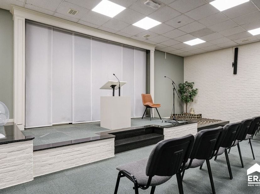 Deze multifunctionele ruimte is gelegen op wandelafstand van Genk-centrum. Dit pand werd eerder gebruikt als auditorium/vergaderruimte en kan naar eig