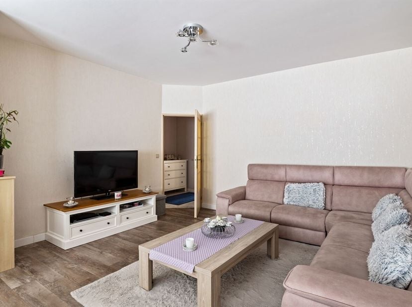 Appartement très soigné et prêt à l'emploi au rez-de-chaussée avec 2 chambres à coucher, cour (terrasse) et garage box (à acheter en supplément) à ven