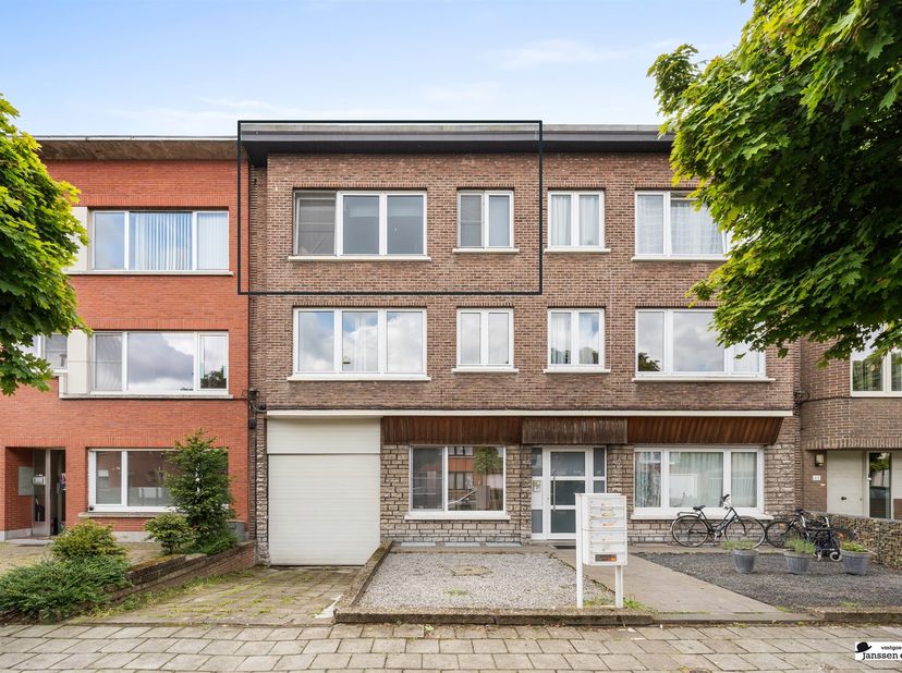 IN OPTIE!! Op te frissen appartement met twee slaapkamers<br />
<br />
Op de tweede verdieping bevindt zich dit appartement met veel potentieel, ide