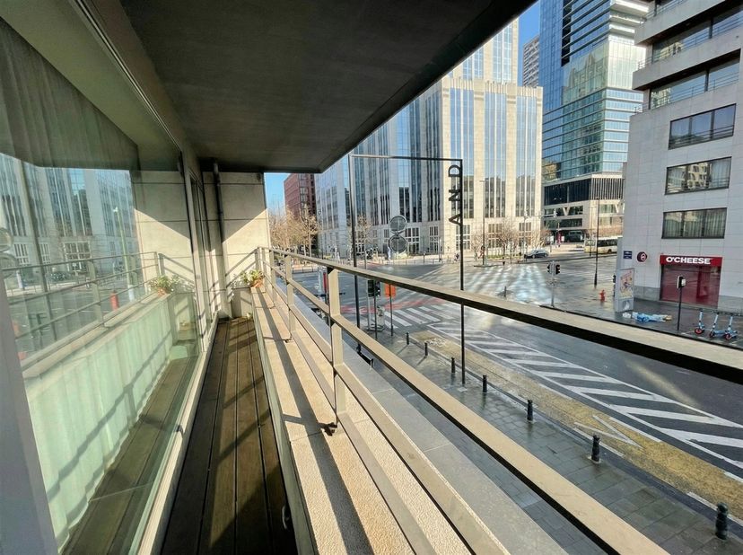 Dit gemeubelde appartement bevindt zich in de uitstekend onderhouden en beveiligde residentie “Manhattan View”, opgeleverd in 2011, en geniet van een