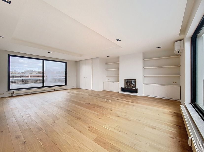 Av des Sept Bonniers - Penthouse 2 chambres avec 110m² de terrasses !<br />
We Invest Ixelles vous présente ce lumineux penthouse, tout juste rénové,