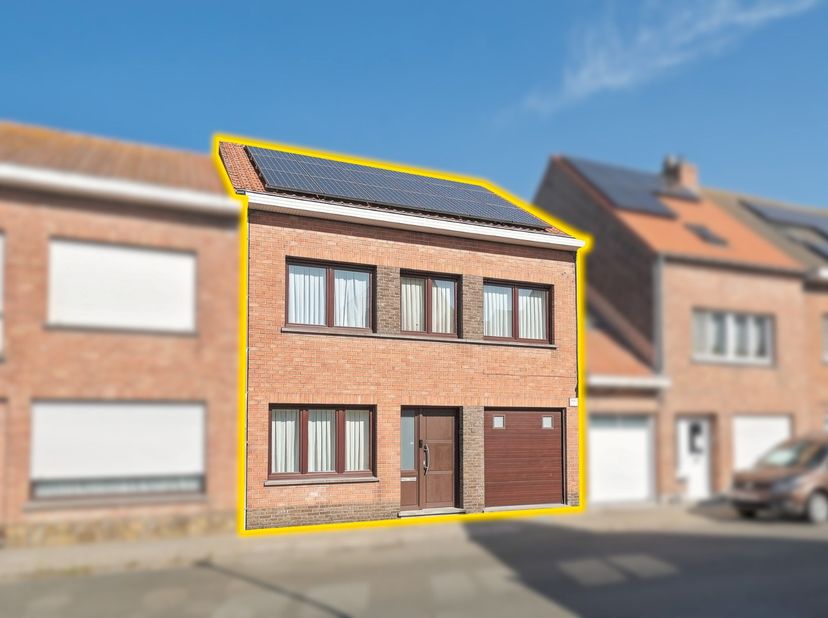 Ontdek deze verrassend ruime en uitstekend onderhouden rijwoning in Oudenburg. De woning, oorspronkelijk gebouwd tussen 1900 en 1918, werd doorheen de